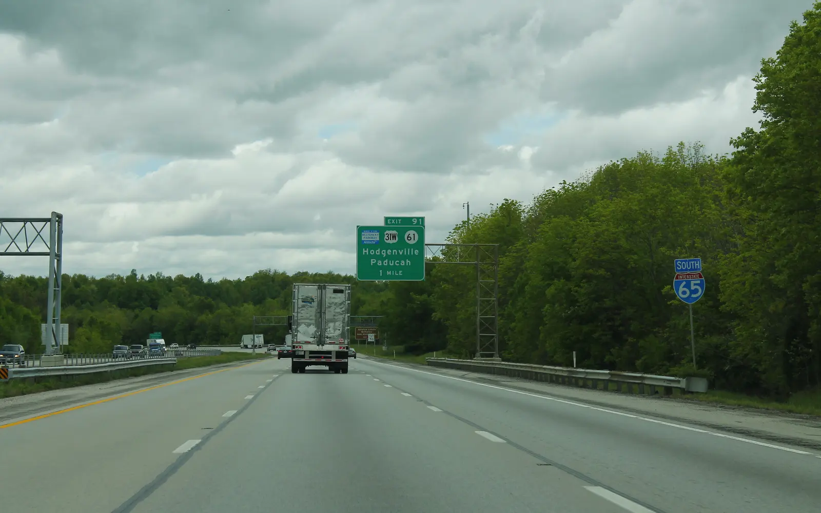 Interstate 65 southbound near Elizabethtown, Kentucky, with a box truck ahead and the Exit 91 sign overhead
